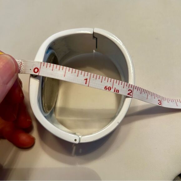 White Quartz MW Wearable Bracelet Watch - Picture 7 of 7